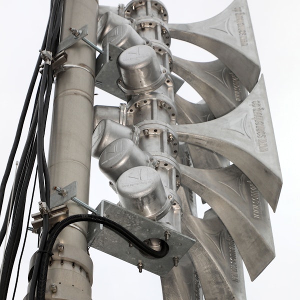 Eine neue Sirene steht auf einem Schuldach in Bergisch Gladbach-Refrath.