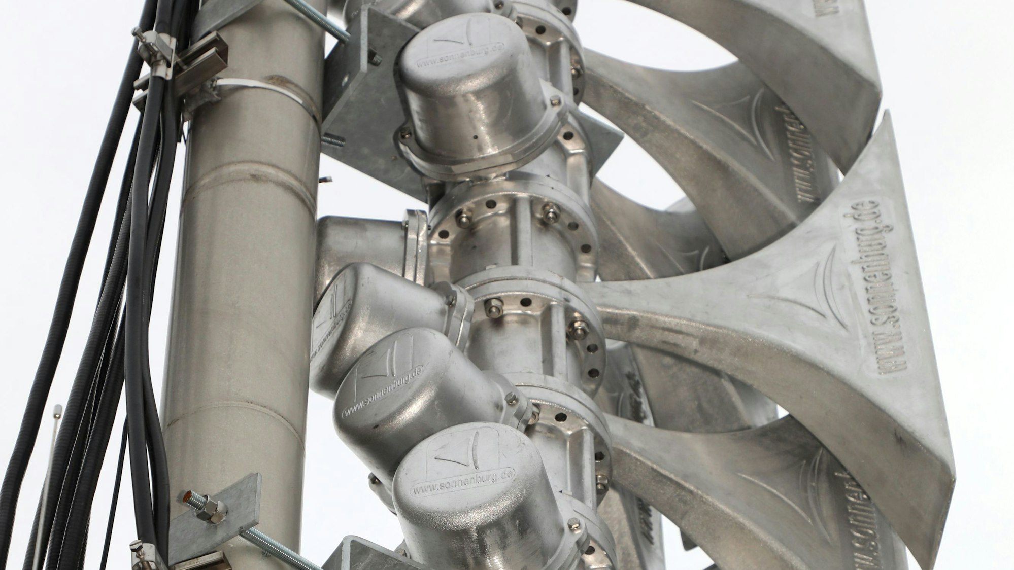 Eine Sirenenanlage steht auf einem Schuldach in Bergisch Gladbach-Refrath.