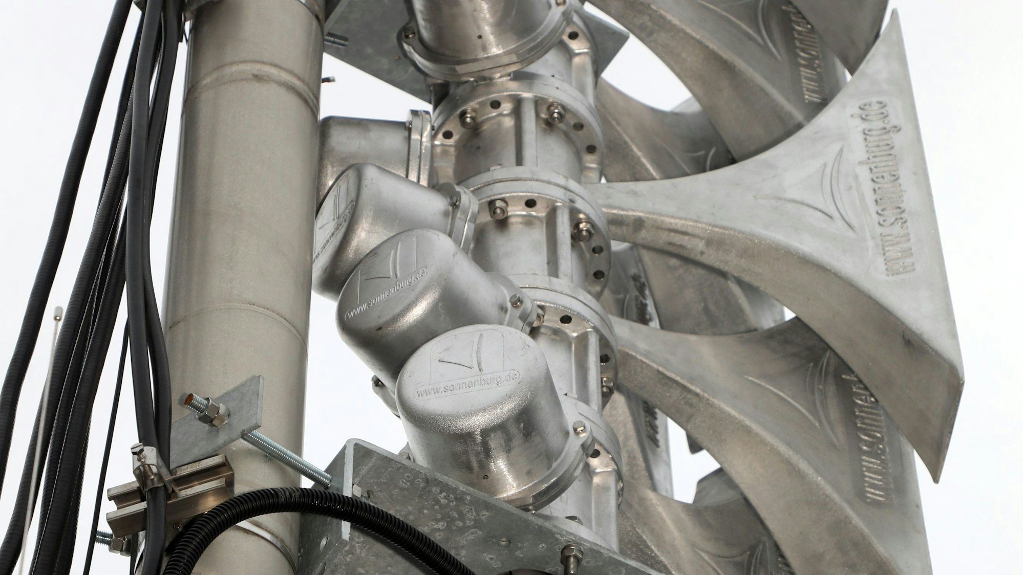 Eine neue Sirene steht auf einem Schuldach in Bergisch Gladbach-Refrath.