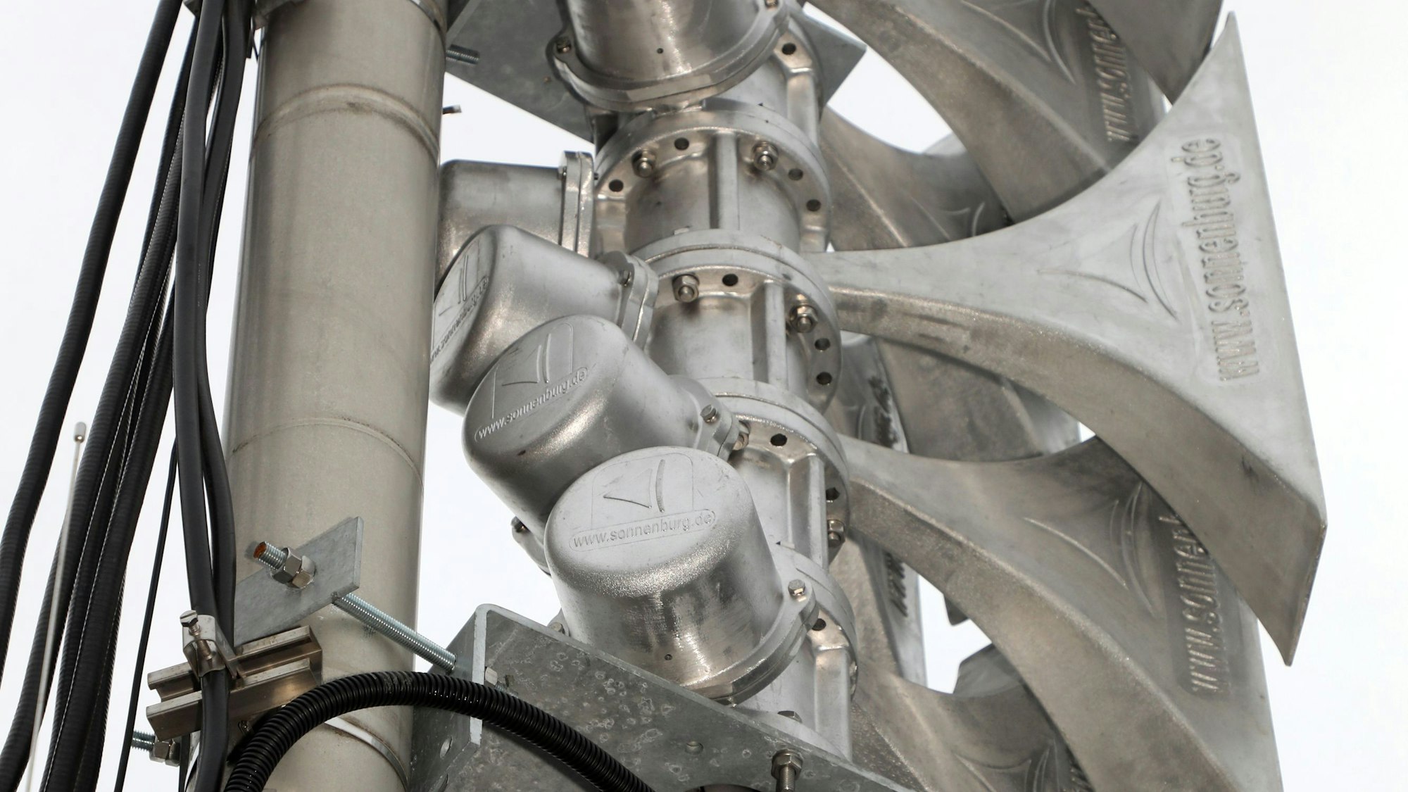 Eine neue Sirene steht auf einem Schuldach in Bergisch Gladbach-Refrath.