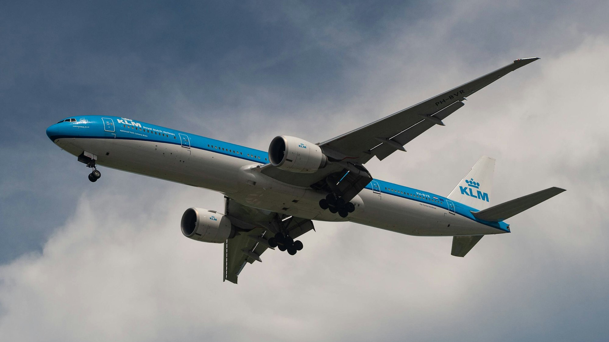 Eine Boeing 777 der niederländischen Fluggesellschaft KLM fliegt kurz nach dem Start unter einer Unwetterwolke hindurch. (Symbolbild)
