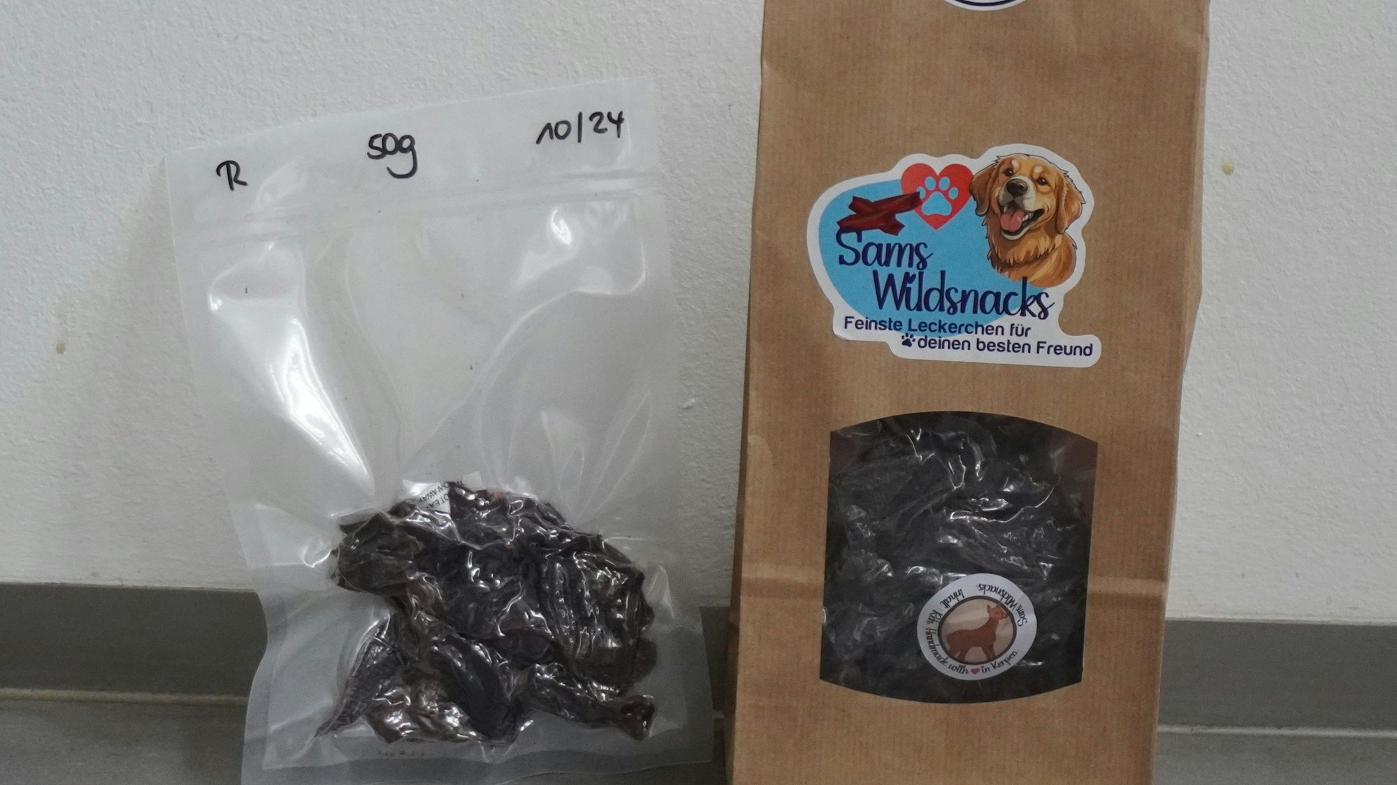 Das Bild zeigt vakuumverpackte Hundeleckerlis.