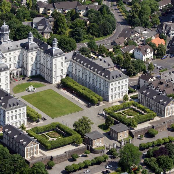 Luftaufnahme des Grandhotel Schloss Bensberg in Bergisch Gladbach