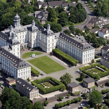 Luftaufnahme des Grandhotel Schloss Bensberg in Bergisch Gladbach