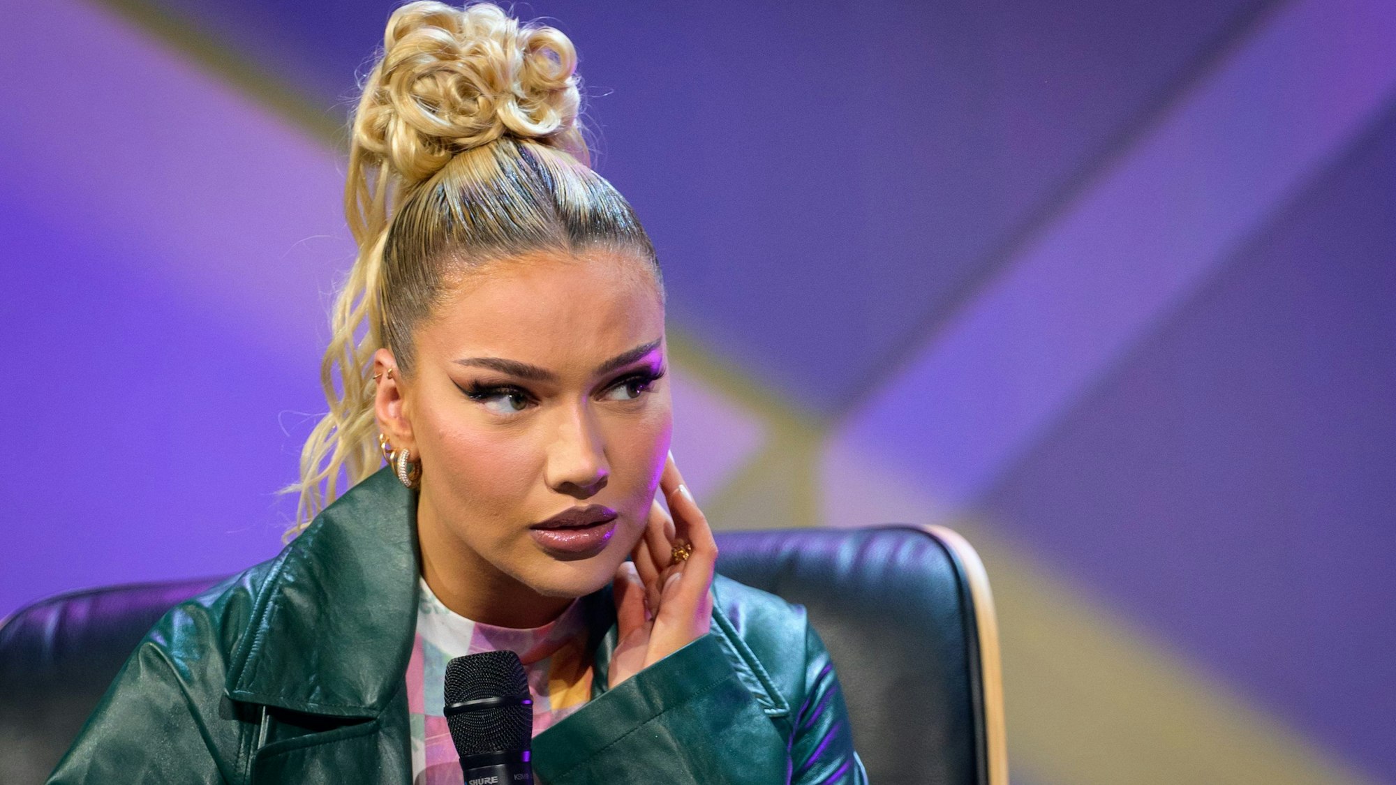Rapperin Shirin David während eines Talks beim Digital-Festival OMR auf der Bühne.