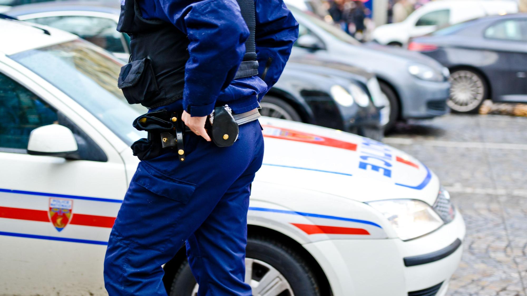 Ein Pariser Polizist bereitet sich auf seinen Einsatz vor.