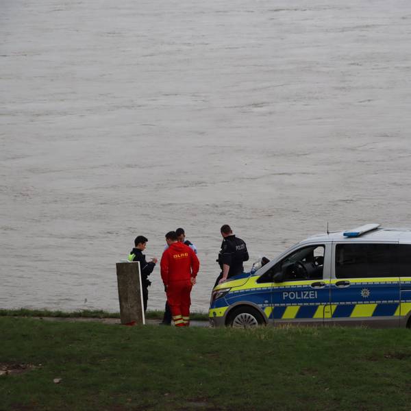 Auf dem Foto sind Einsatzkräfte am Rhein in Wesseling-Urfeld zu sehen.
