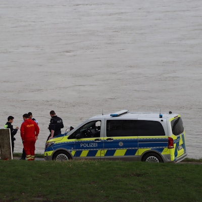 Auf dem Foto sind Einsatzkräfte am Rhein in Wesseling-Urfeld zu sehen.