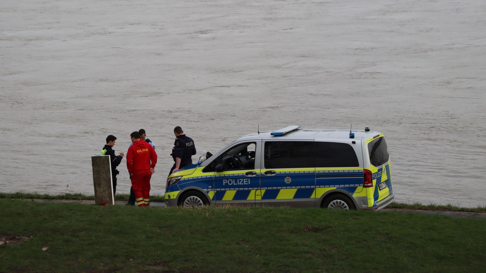 Auf dem Foto sind Einsatzkräfte am Rhein in Wesseling-Urfeld zu sehen.