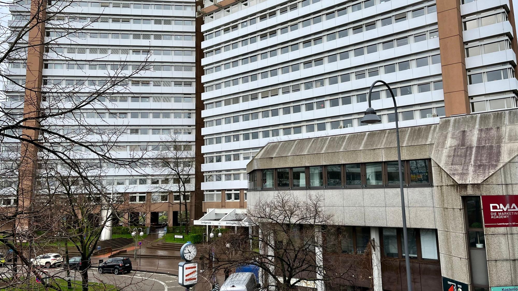 Blick auf das Kölner Gerichtsgebäude an der Luxemburger Straße