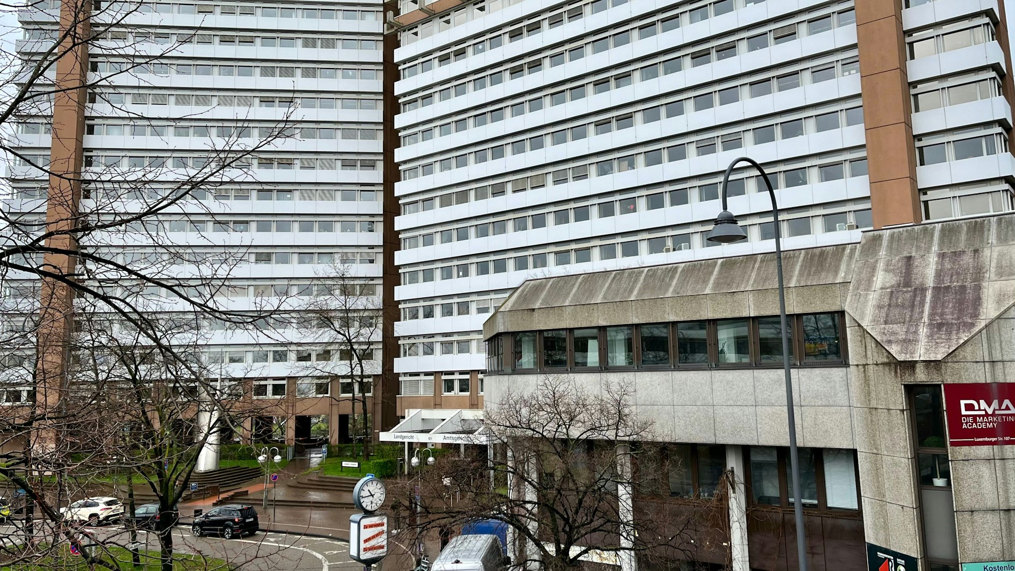Blick auf das Kölner Gerichtsgebäude an der Luxemburger Straße