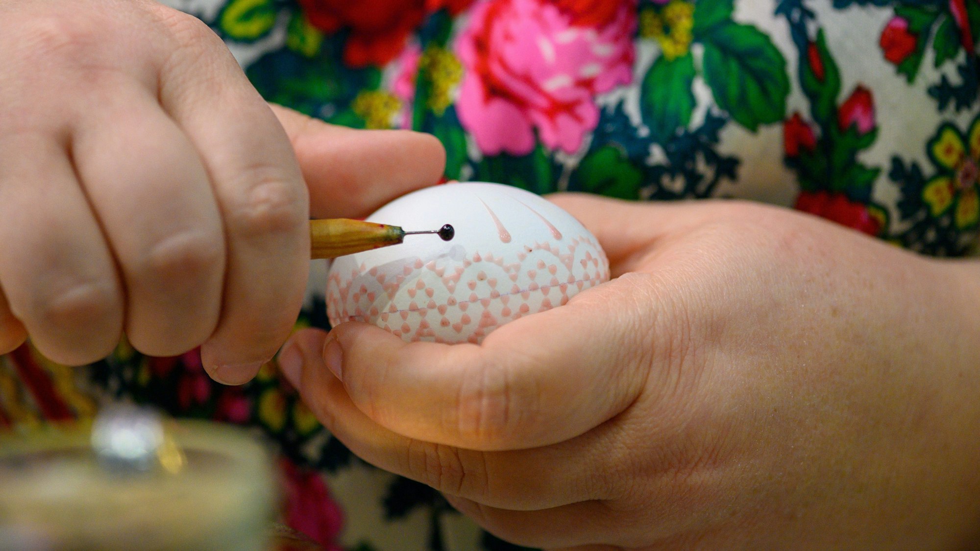 Exakte Pünktchen lassen sich mit Stecknadelköpfchen erzielen.