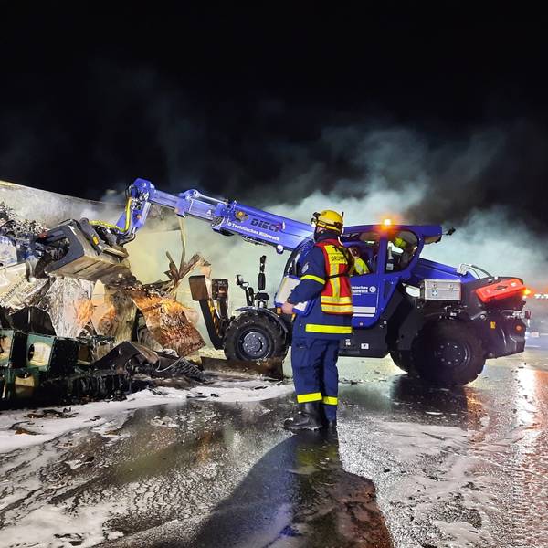 Das Technische Hilfswerk wurde alarmiert. Mit einem Teleskoplader wurden nach und nach die Waren aus dem Lkw geladen.