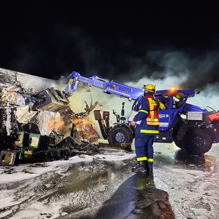 Das Technische Hilfswerk wurde alarmiert. Mit einem Teleskoplader wurden nach und nach die Waren aus dem Lkw geladen.