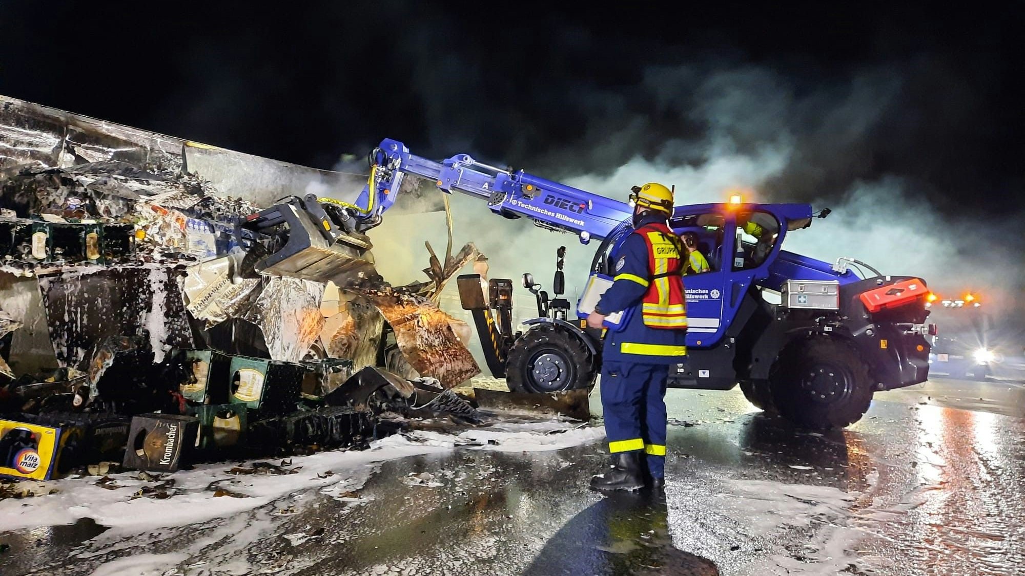 Das Technische Hilfswerk wurde alarmiert. Mit einem Teleskoplader wurden nach und nach die Waren aus dem Lkw geladen.