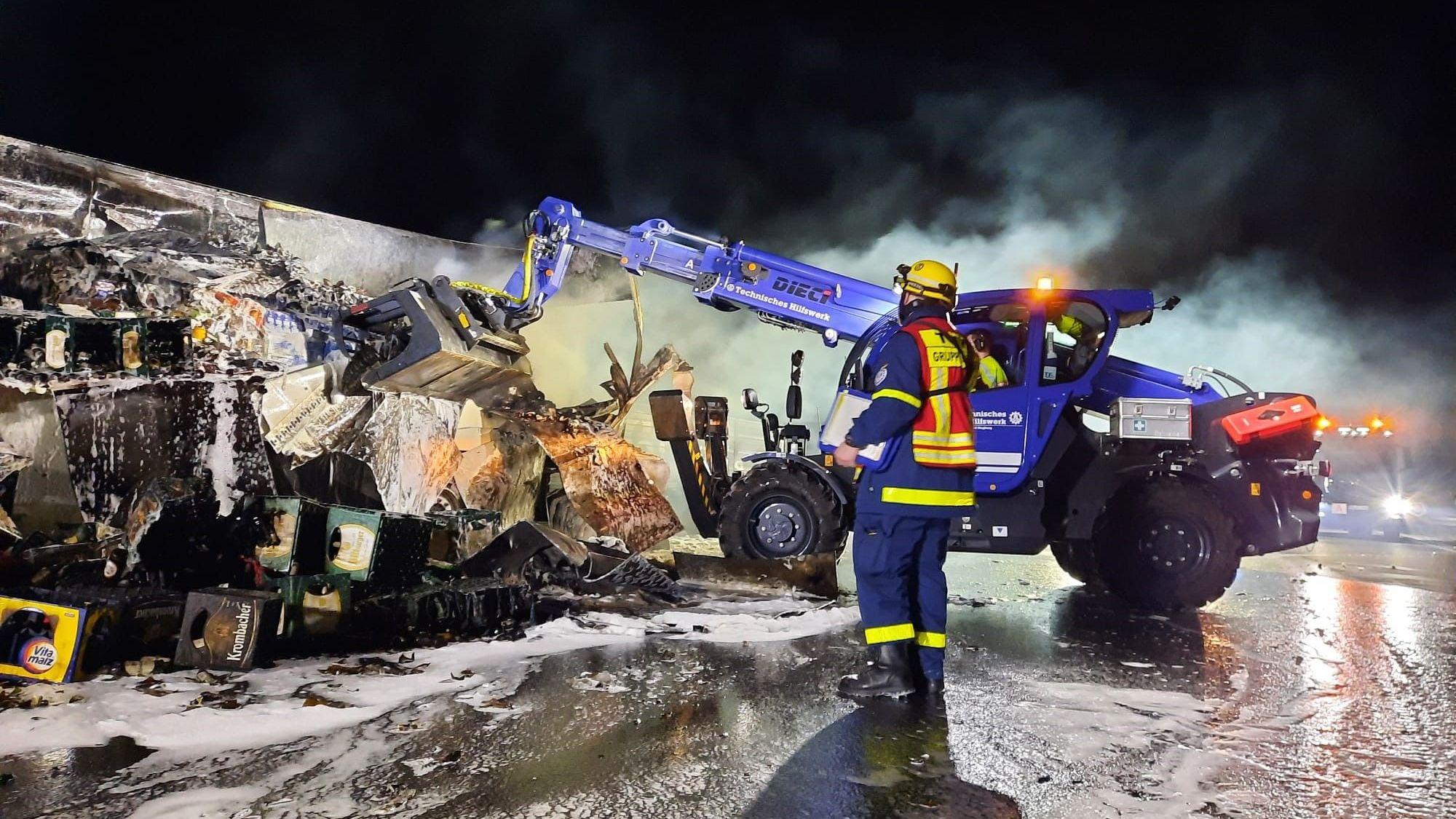 Das Technische Hilfswerk wurde alarmiert. Mit einem Teleskoplader wurden nach und nach die Waren aus dem Lkw geladen.