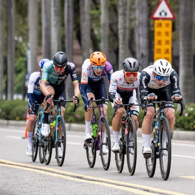 Julian Borresch bei der Tour de Taiwan im Pulk auf Platz vier.