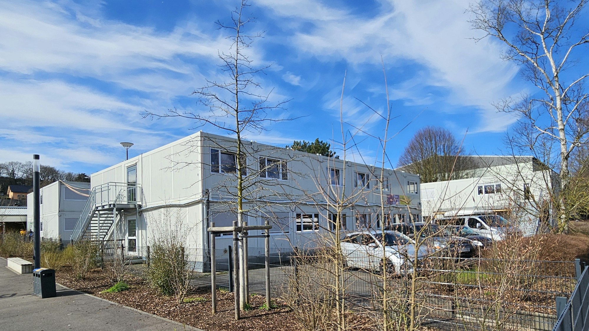 Blick auf die Containeranlage mit den Klassenräumen.