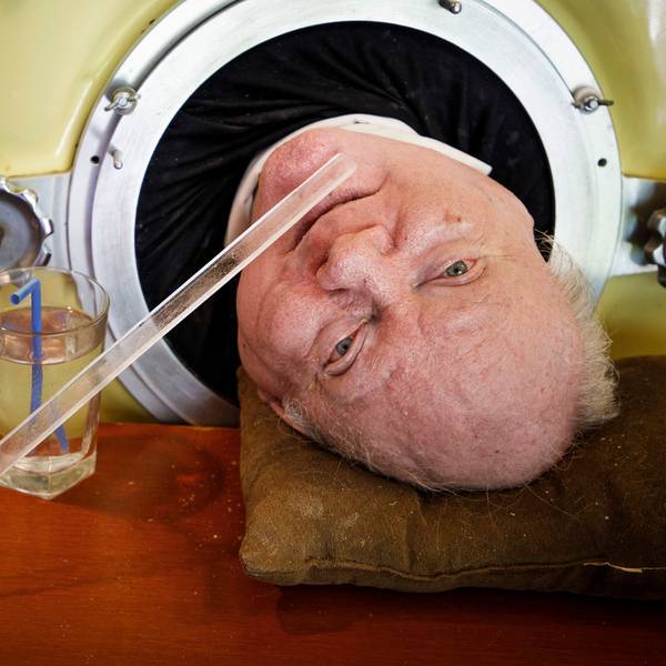 Paul Alexander blickt aus seiner eisernen Lunge in seinem Haus. (Archivbild)