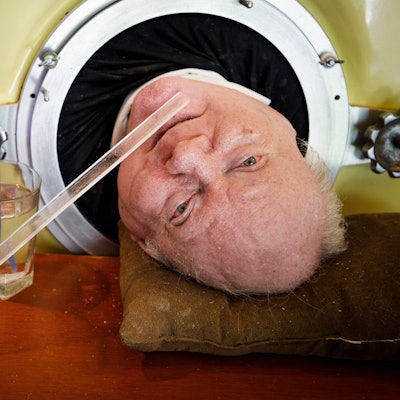 Paul Alexander blickt aus seiner eisernen Lunge in seinem Haus. (Archivbild)