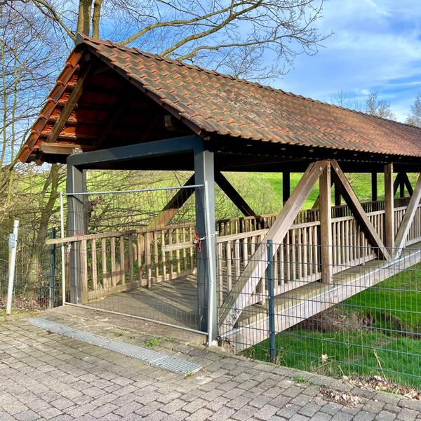Die Holzbrücke zum Friedhof ist seit langem gesperrt. Auch das soll sich ändern.