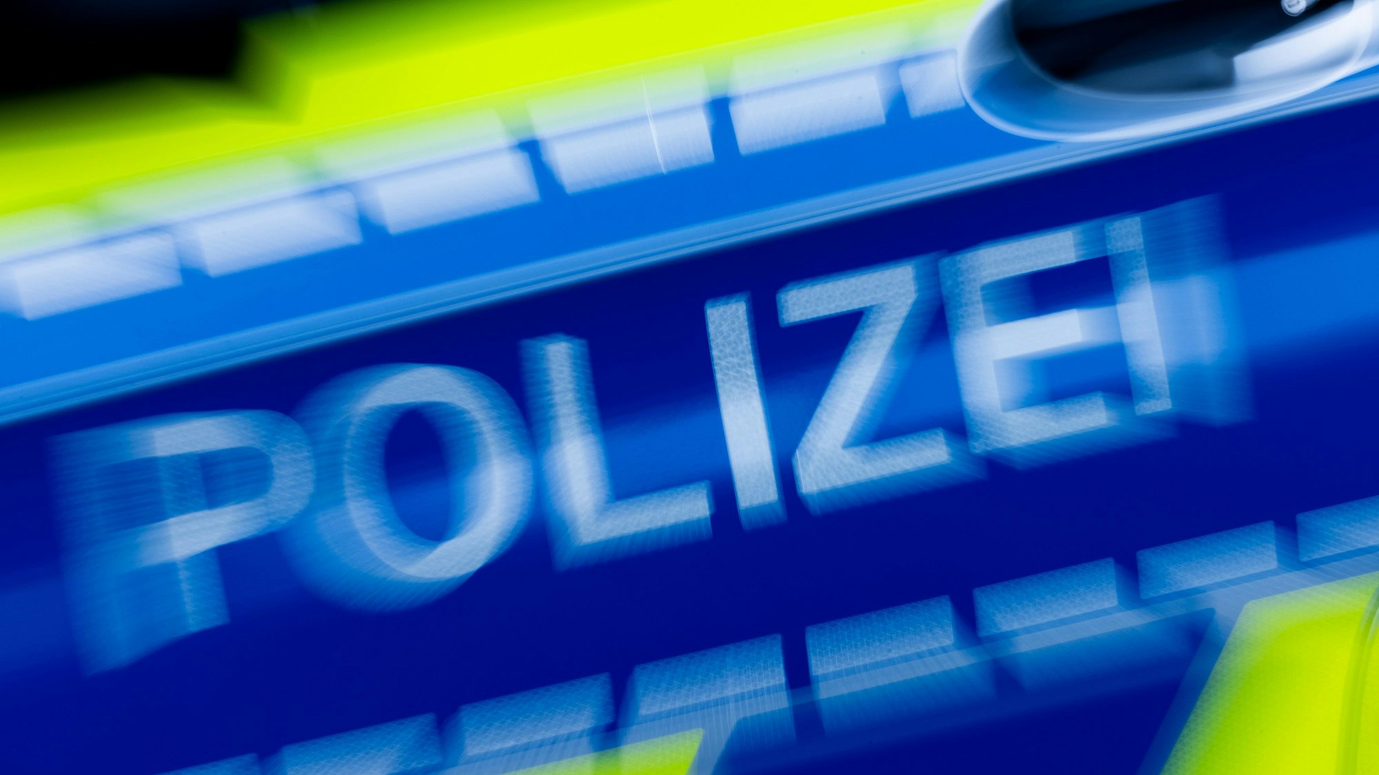 Der Schriftzug „Polizei“ ist auf einem Einsatzfahrzeug zu sehen.