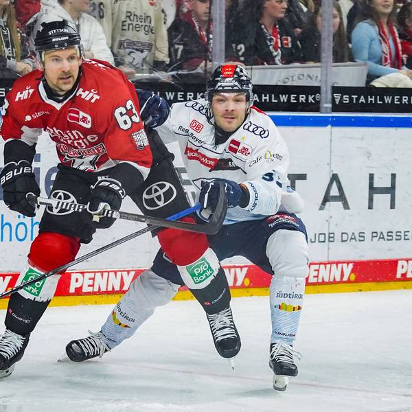 Zwei Eishockey-Spieler stehen dicht gedrängt auf der Spielfläche.