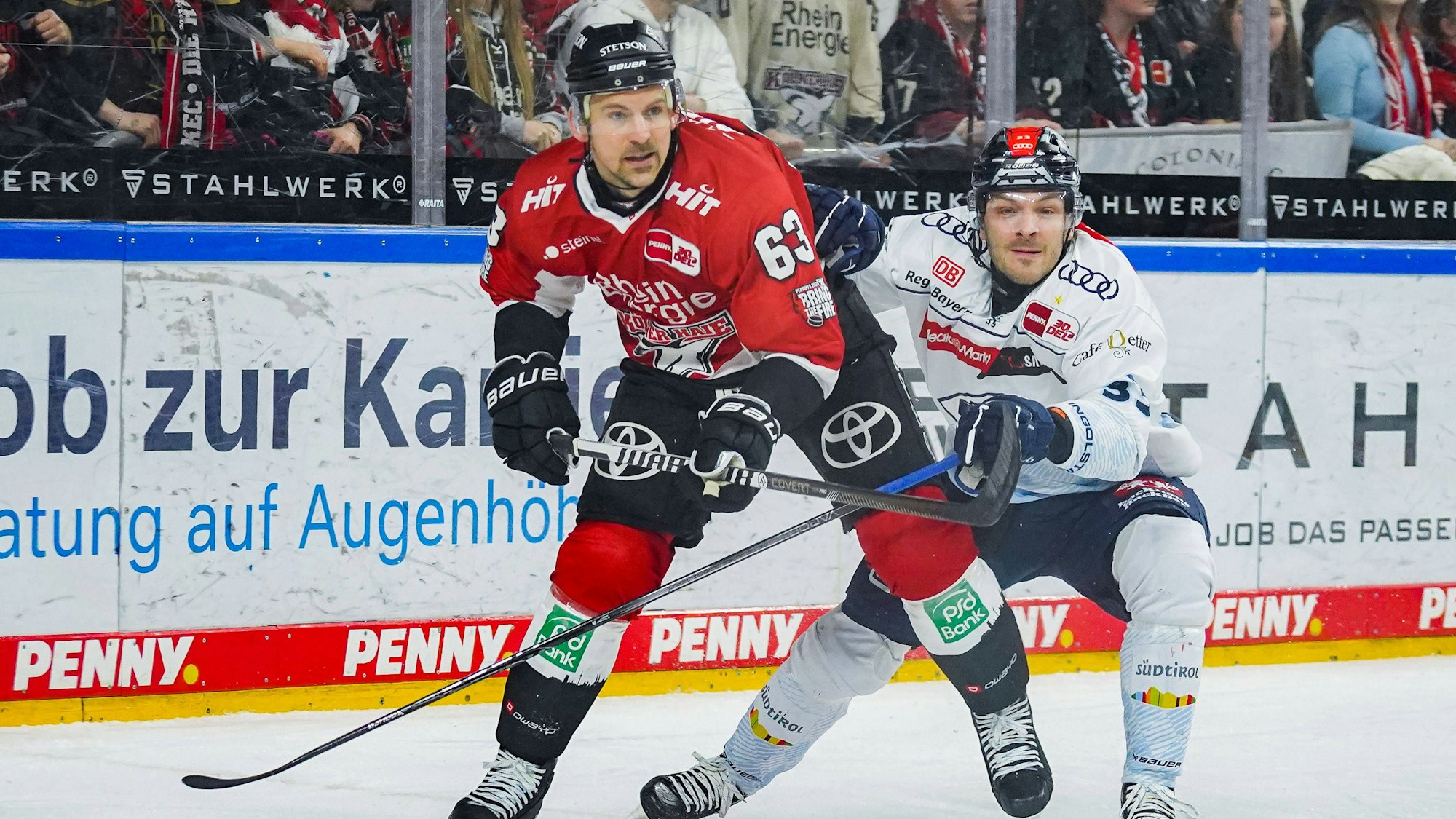 Zwei Eishockey-Spieler stehen dicht gedrängt auf der Spielfläche.