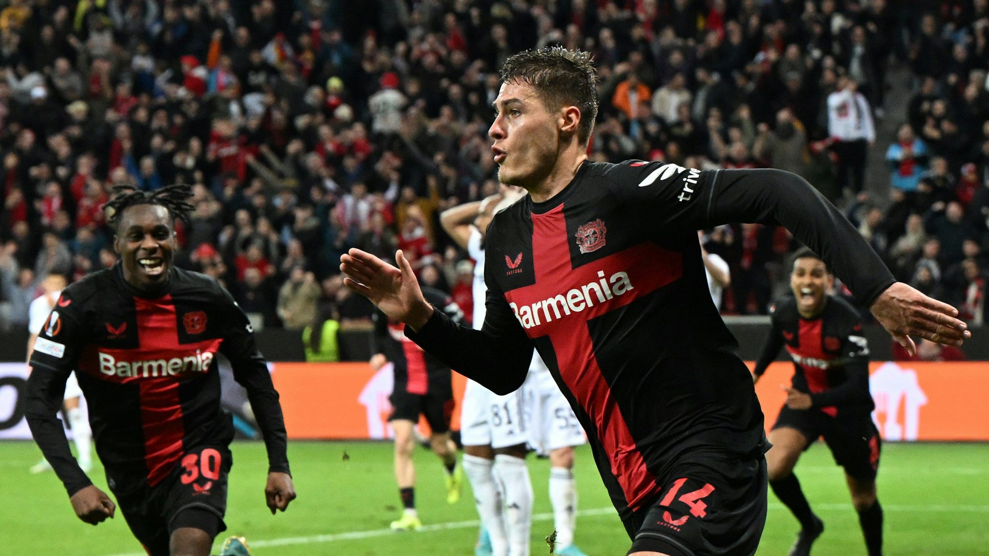 14.03.2024, Nordrhein-Westfalen, Leverkusen: Fußball: Europa League, Bayer Leverkusen - FK Karabach Agdam, K.o.-Runde, Achtelfinale, Rückspiele in der BayArena, Leverkusens Patrik Schick (r) jubelt nach seinem Tor zum 3:2. Foto: Federico Gambarini/dpa +++ dpa-Bildfunk +++