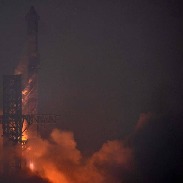 Im Dunkeln findet ein Raketenstart statt, dessen Antrieb die entstehende Rauchentwicklung beleuchtet.