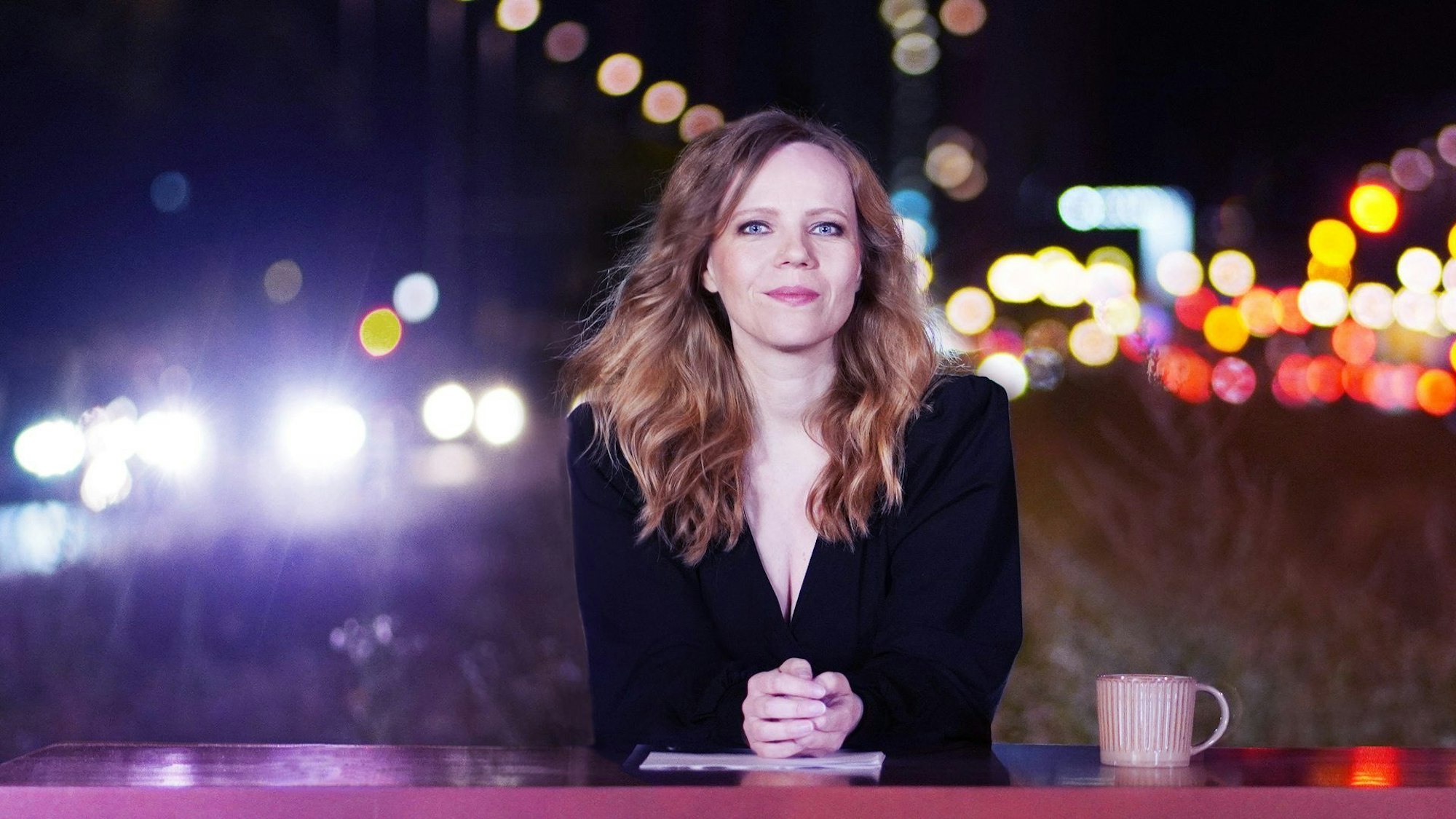 Sarah Bosetti sitzt im Studio ihrer Talkshow „Bosetti Late Night“