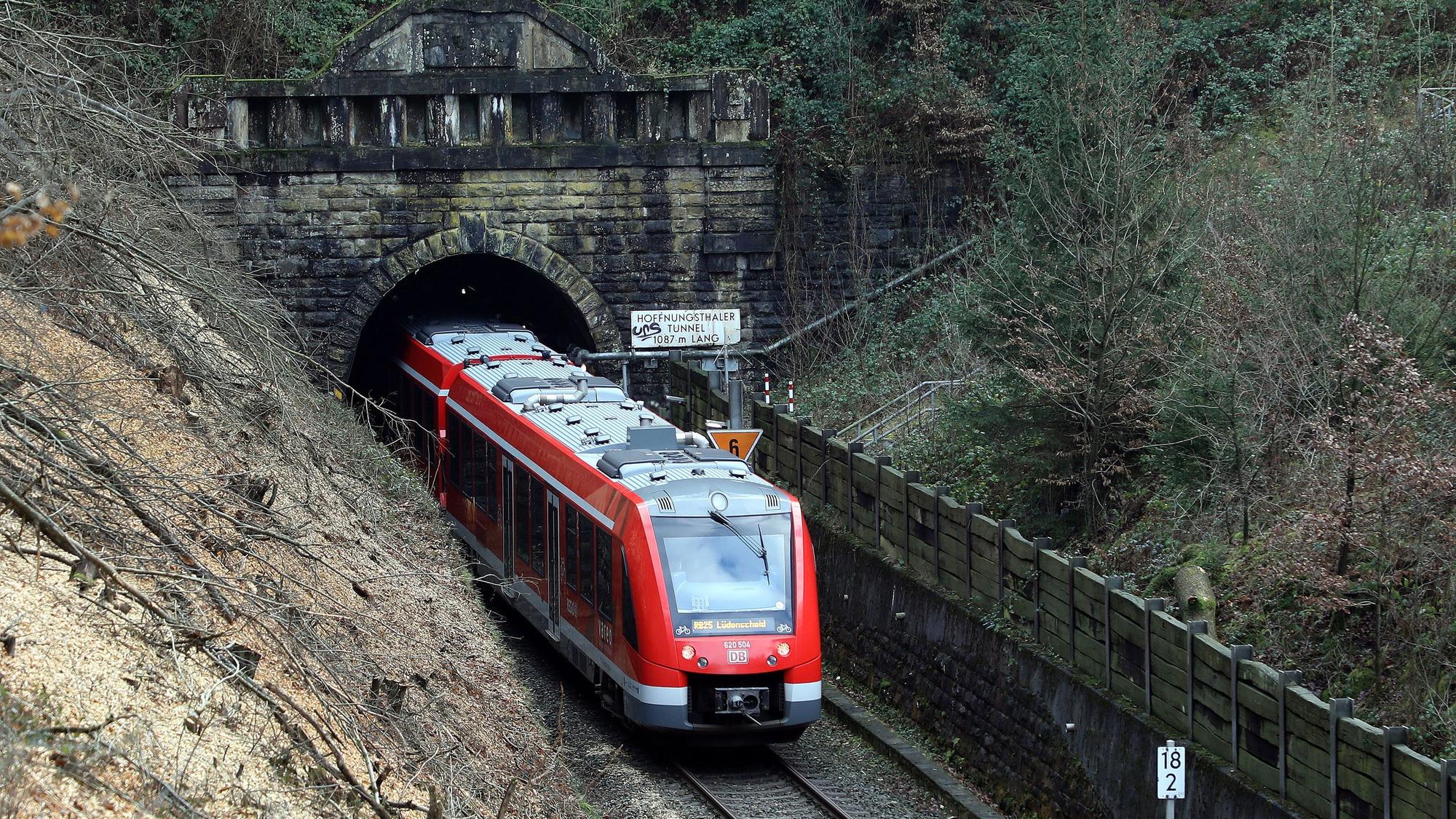 Eine Regionalbahn fährt aus dem Portal des Hoffnungsthaler Tunnels zwischen Hoffnungsthal und Honrath.