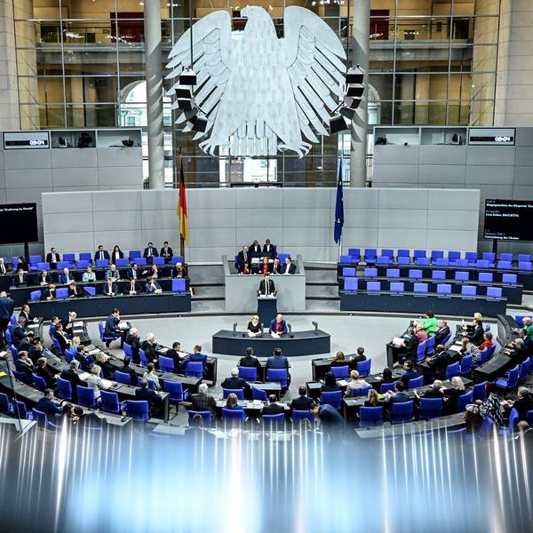Die Abgeordneten des Bundestags stimmen über die Lieferungen von Taurus-Marschflugkörpern an die Ukraine ab. Mehrere Abgeordnete sitzen auf den blauen Sitzen im Plenum des Bundestags.