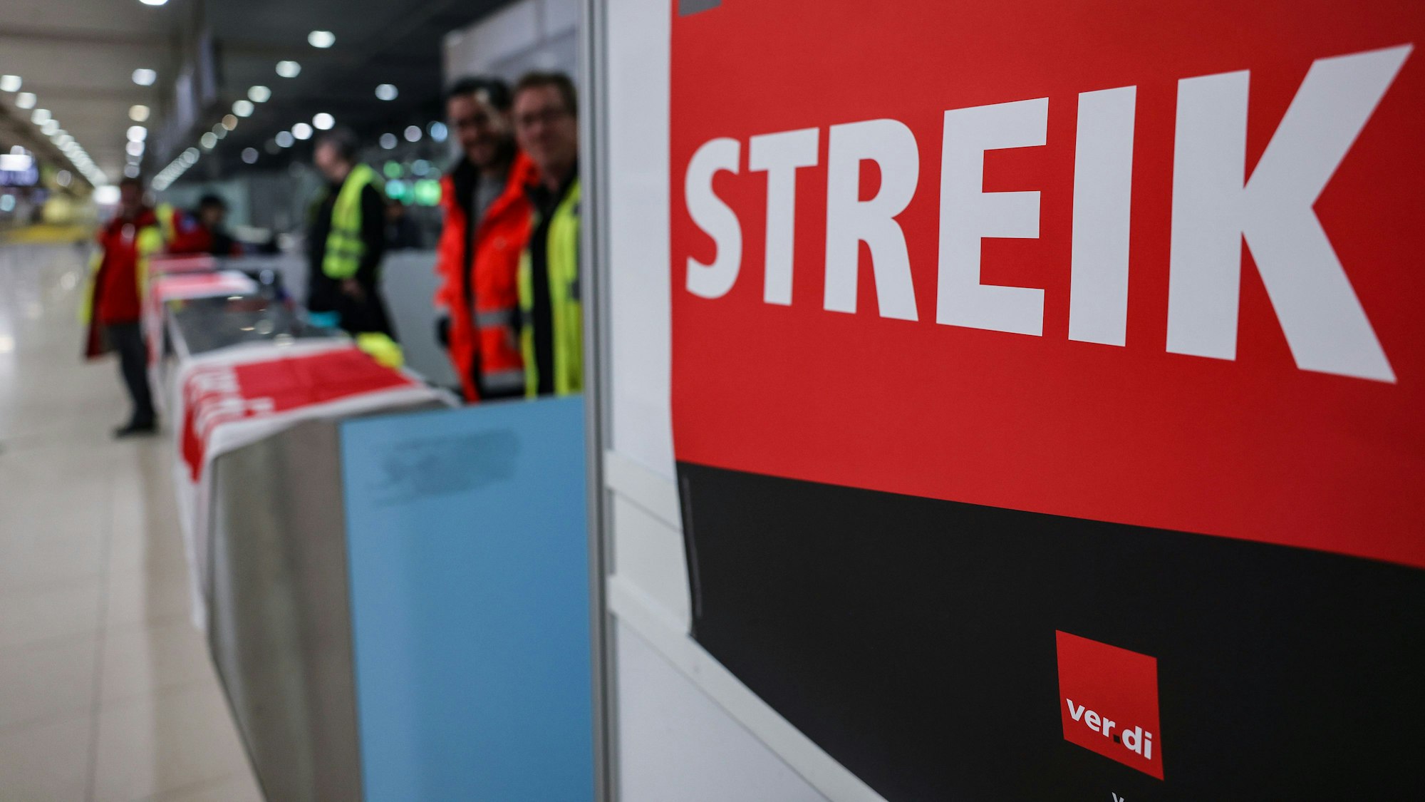 Ein Streikposten steht am Flughafen Köln/Bonn im Terminal. ++