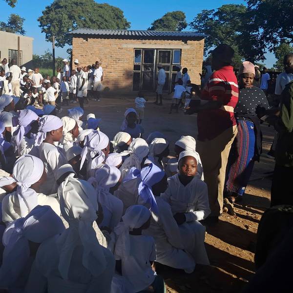 Harare: Kinder werden auf dem Grundstück einer Sekte zusammengetrieben.