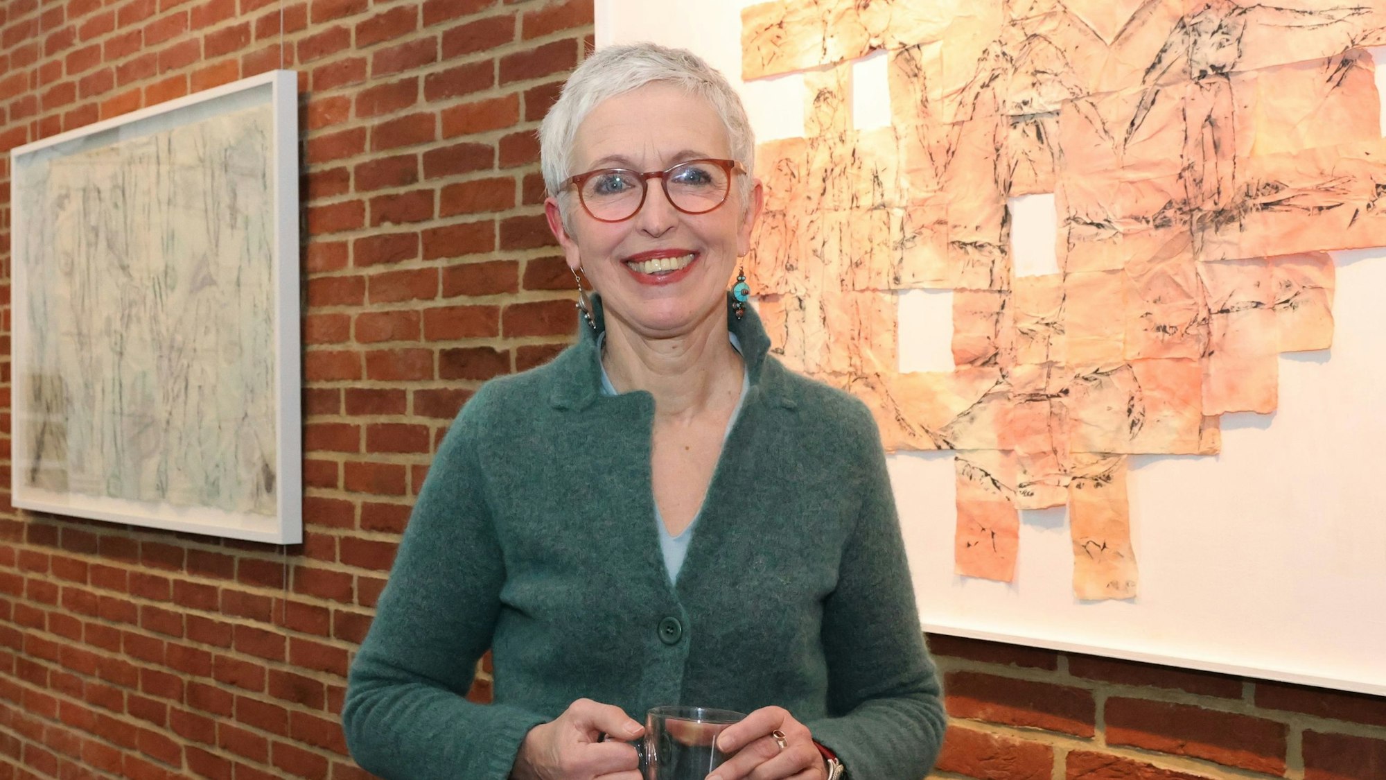 Eine Frau steht vor einem abstrakten Bild.