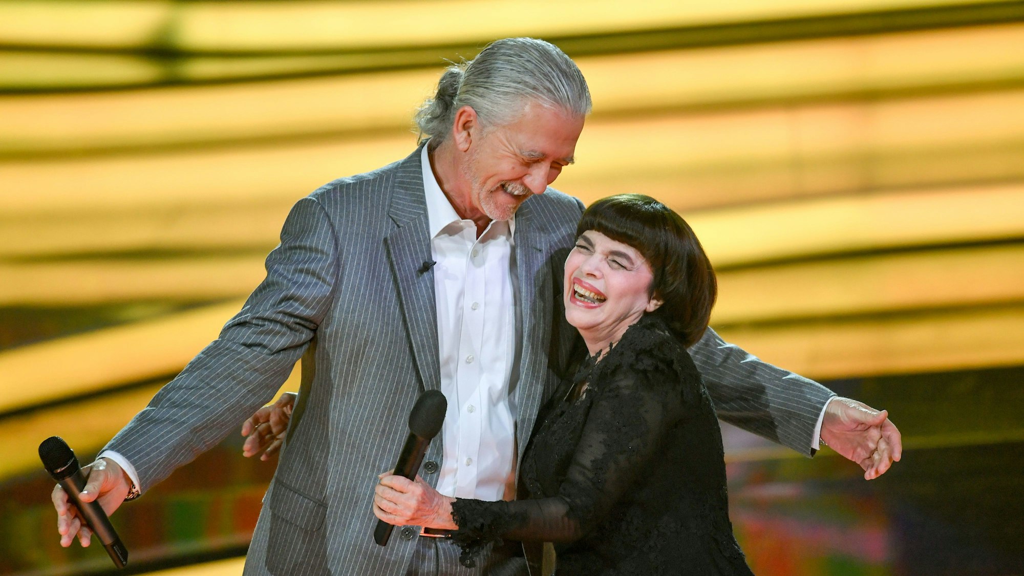 Mireille Mathieu und Patrick Duffy umarmen sich.