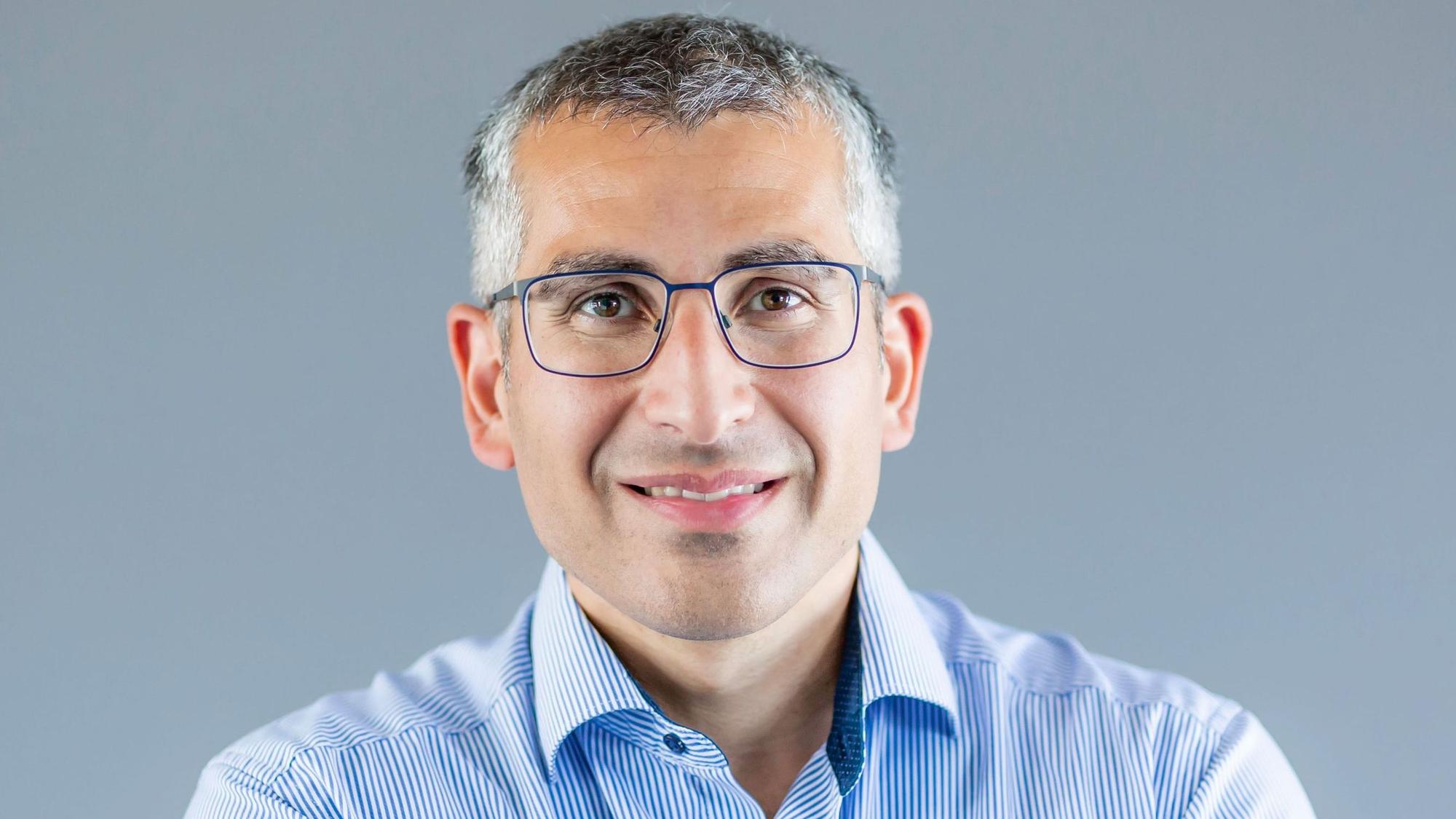 Sohrab Salimi guckt in die Kamera und lächelt.