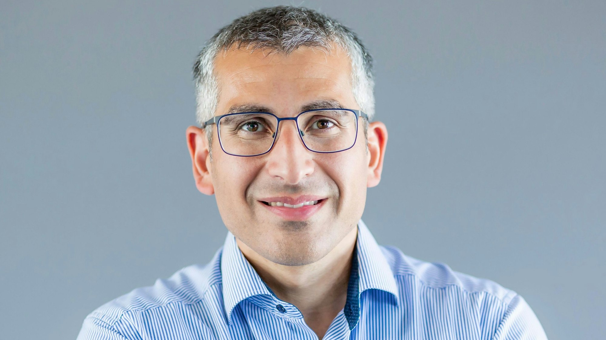 Sohrab Salimi guckt in die Kamera und lächelt.