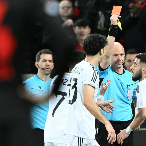 Schiedsrichter Anthony Taylor zeigt die rote Karte