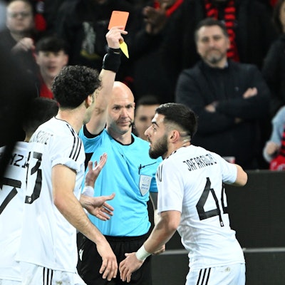 Schiedsrichter Anthony Taylor zeigt die rote Karte