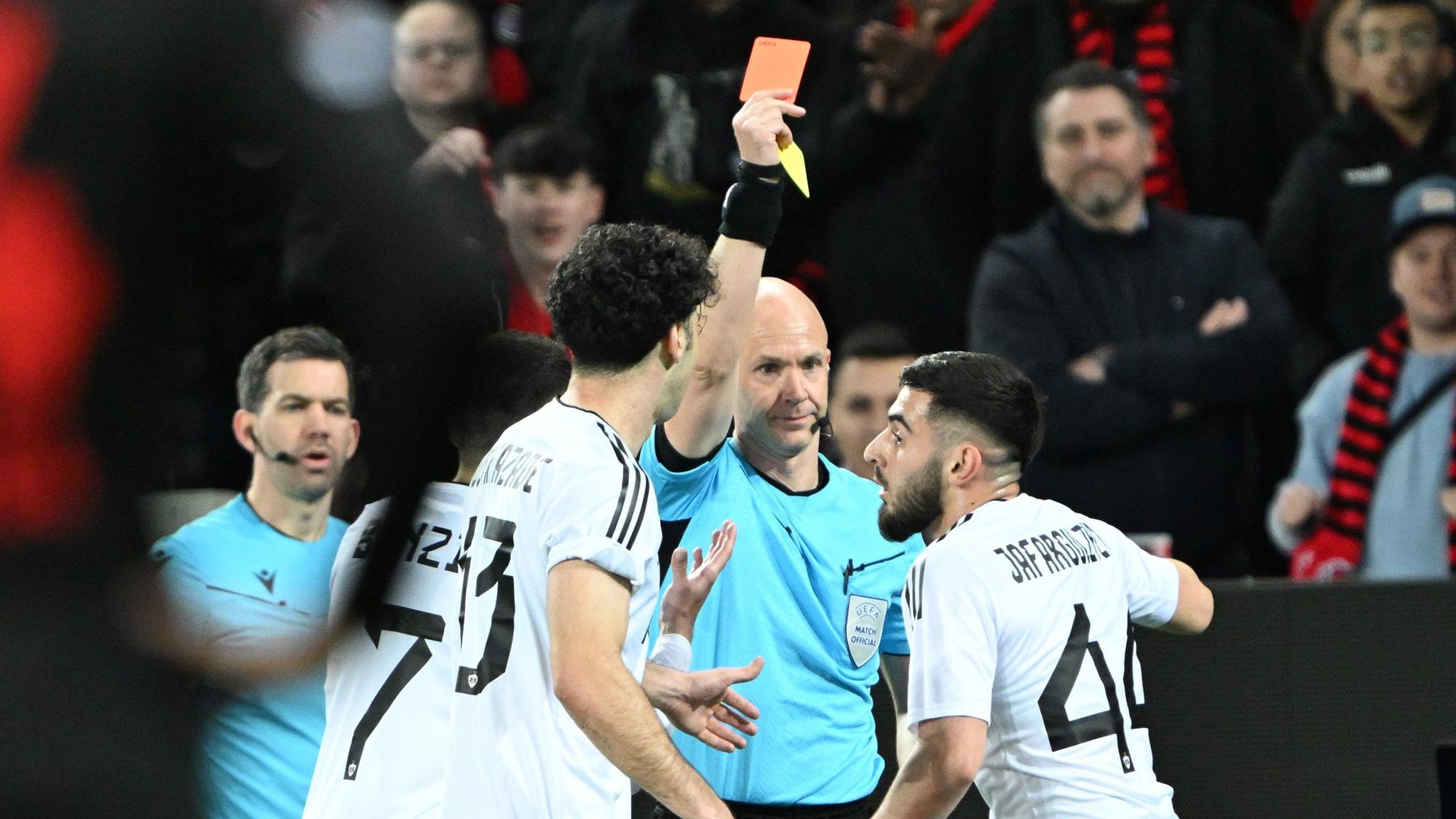 Schiedsrichter Anthony Taylor zeigt die rote Karte