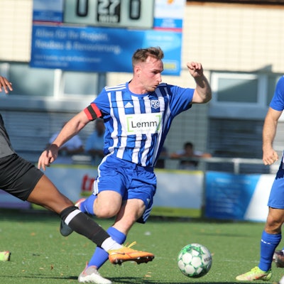 Robin Zimmer lässt JSG-Erft-Spieler Prince Yoka stehen.