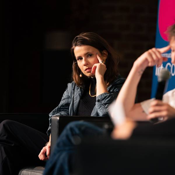 Klimaaktivistin Luisa Neubauer (l.), Soziologe Nikolaj Schultz und Moderatorin Stephanie Rohde sprachen auf der lit.Cologne 2024 über die moralischen Dilemmas in der Klimakrise.