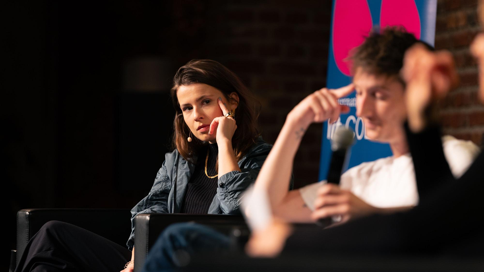 Klimaaktivistin Luisa Neubauer (l.), Soziologe Nikolaj Schultz und Moderatorin Stephanie Rohde sprachen auf der lit.Cologne 2024 über die moralischen Dilemmas in der Klimakrise.