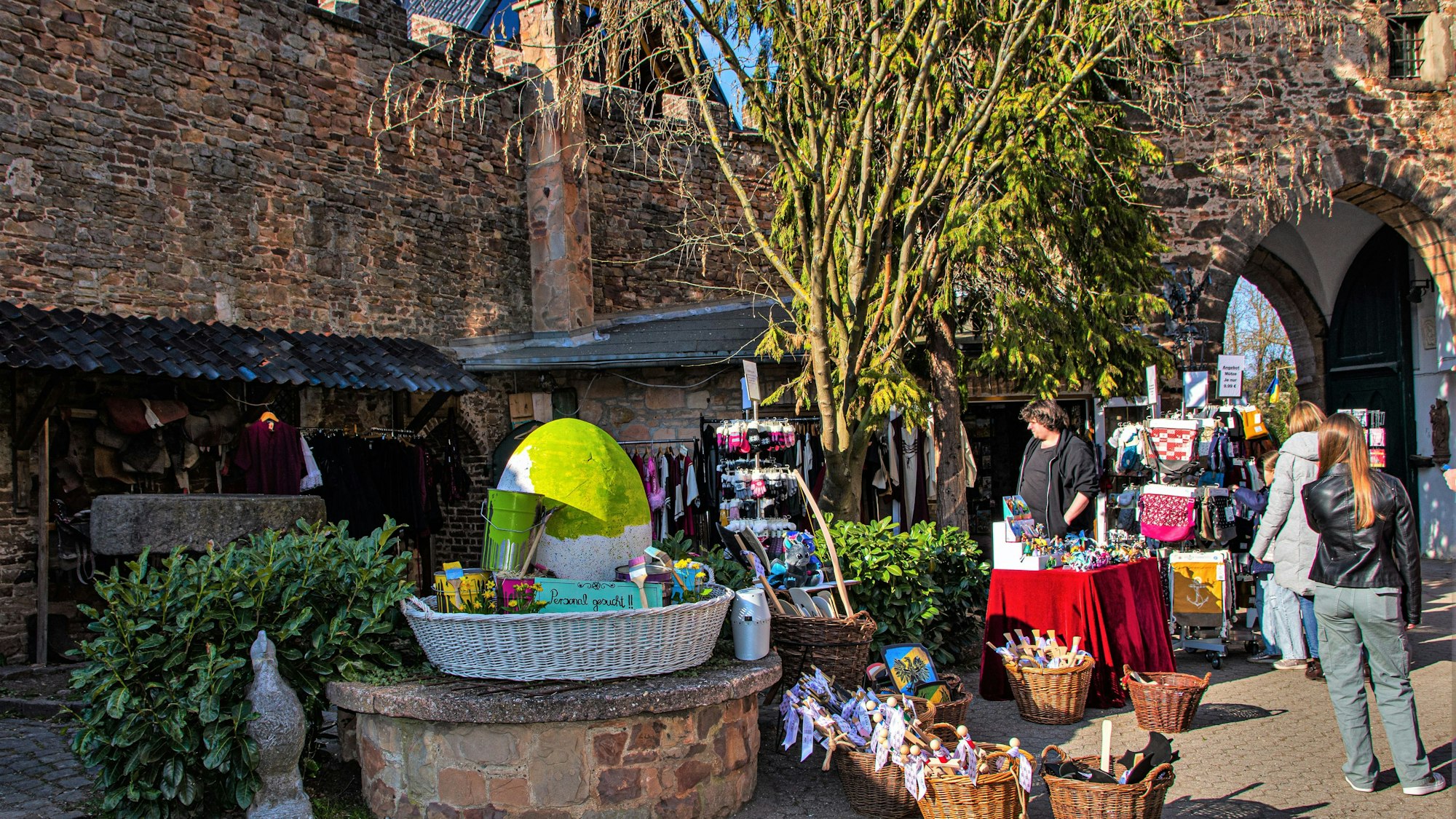 Ostermarkt auf Burg Satzvey.
