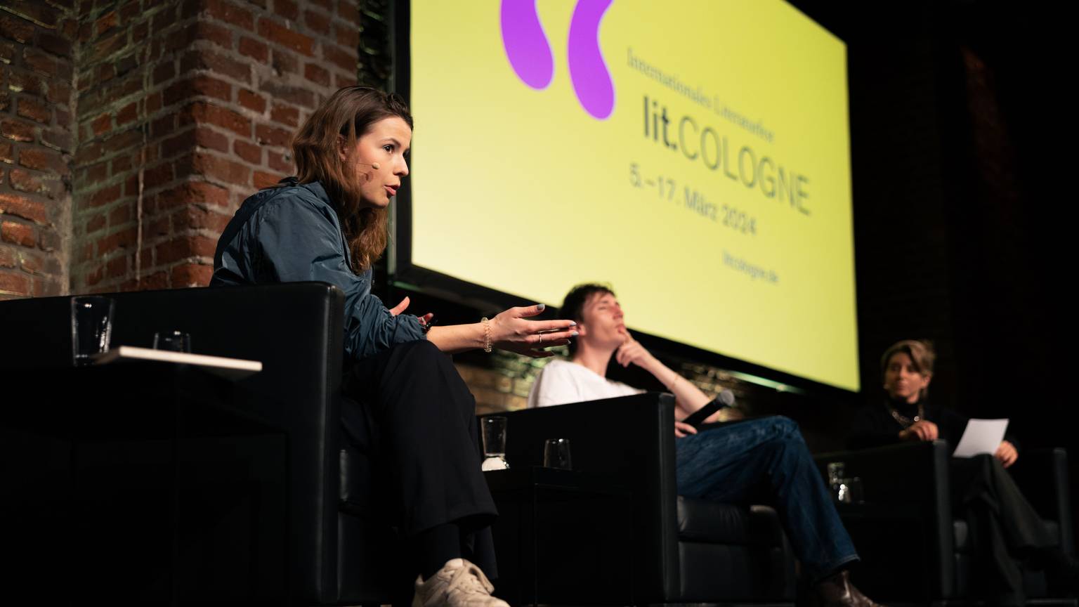 Klimaaktivistin Luisa Neubauer (l.), Soziologe Nikolaj Schultz und Moderatorin Stephanie Rohde sprachen auf der lit.Cologne 2024 über die moralischen Dilemmas in der Klimakrise.