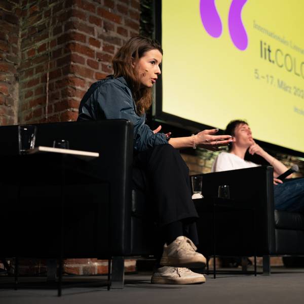 Klimaaktivistin Luisa Neubauer (l.), Soziologe Nikolaj Schultz und Moderatorin Stephanie Rohde sprachen auf der lit.Cologne 2024 über die moralischen Dilemmas in der Klimakrise.
