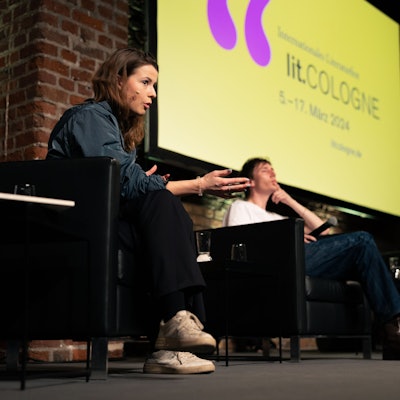 Klimaaktivistin Luisa Neubauer (l.), Soziologe Nikolaj Schultz und Moderatorin Stephanie Rohde sprachen auf der lit.Cologne 2024 über die moralischen Dilemmas in der Klimakrise.