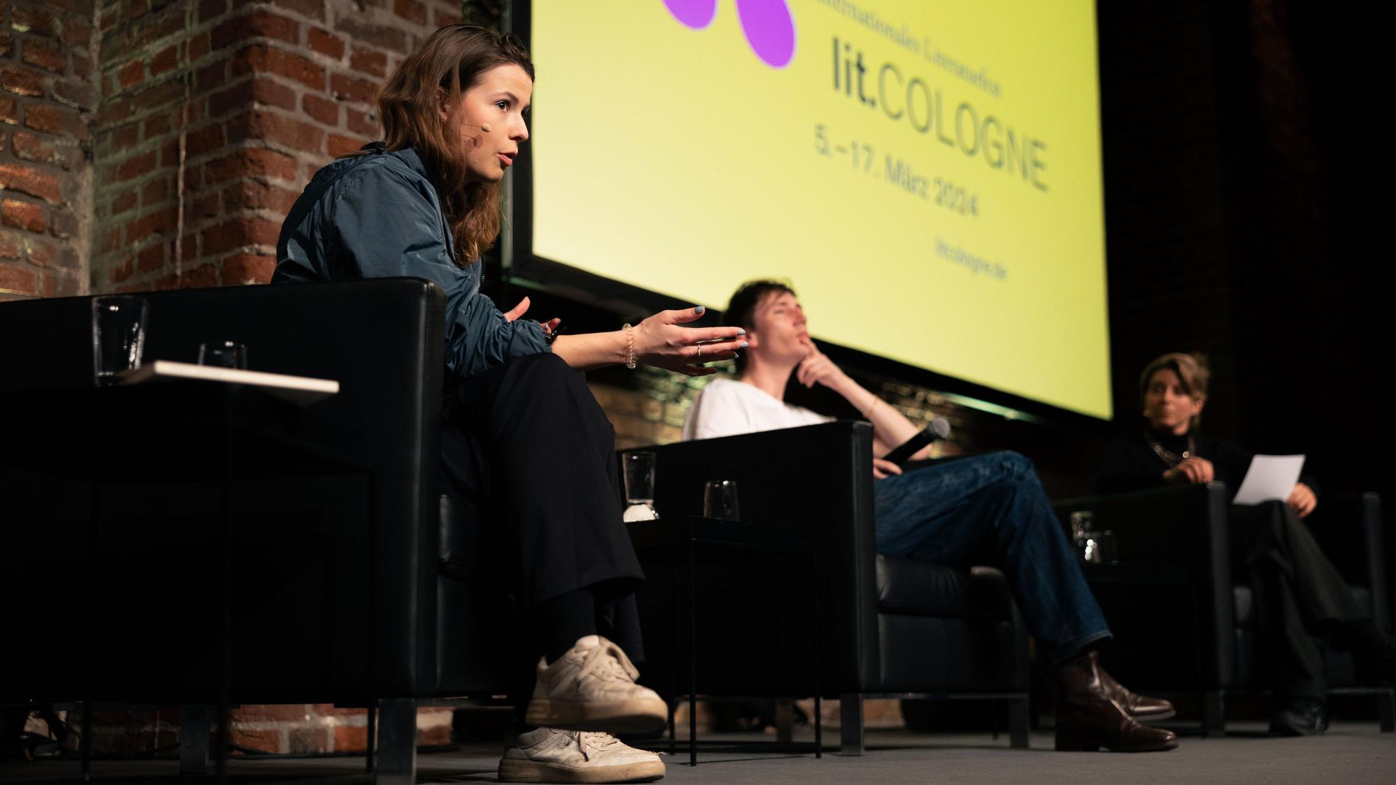Klimaaktivistin Luisa Neubauer (l.), Soziologe Nikolaj Schultz und Moderatorin Stephanie Rohde sprachen auf der lit.Cologne 2024 über ie moralischen Dilemmas in der Klimakrise.
